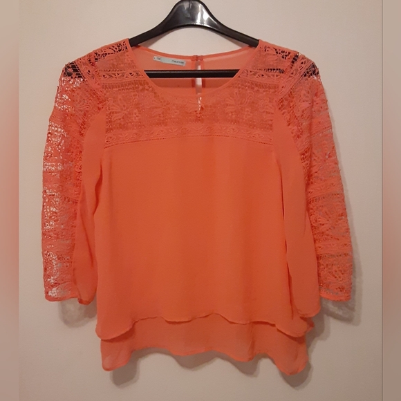 🌸 Stunning Coral Lace-Sleeve Blouse – Women’s Size L 🌸. - Picture 1 of 5